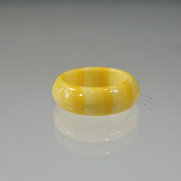 Vintage Lucite Fashion Ring Yellow Striped Pastels Size 6 Summer Statement - Picture 3 of 8